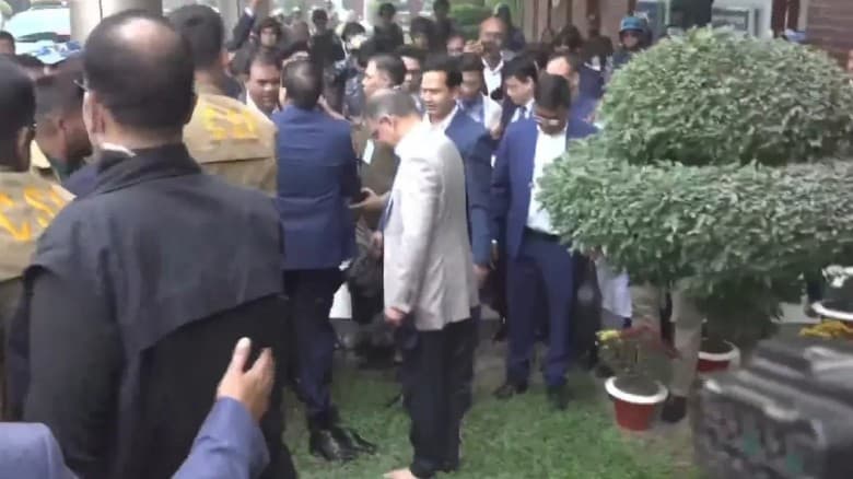 জুতা খুলে দেশের মাটি স্পর্শ করলেন তারেক রহমান