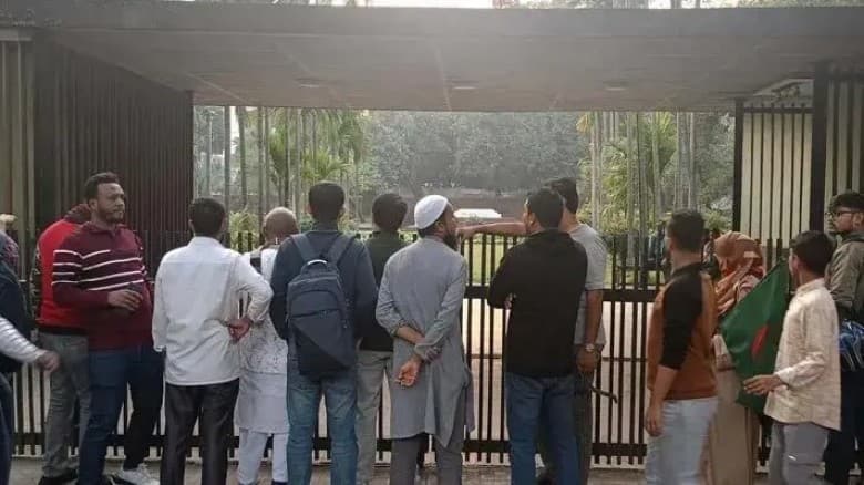 শহরের ব্যস্ততায় এক মুহূর্ত থামার নাম হাদির কবর