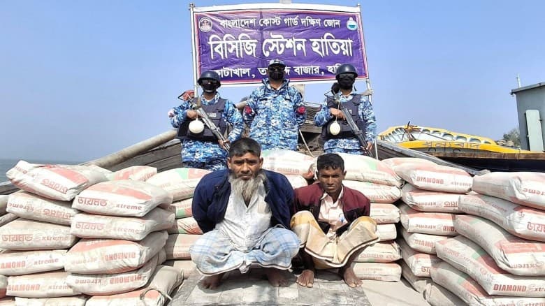হাতিয়ায় মিয়ানমারে পাচারকালে সাতশত বস্তা সিমেন্টসহ আটক -২