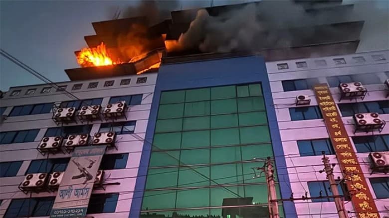 গুলিস্তানের খদ্দর মার্কেটে আগুন, নিয়ন্ত্রণে ফায়ার সার্ভিসের ৯ ইউনিট