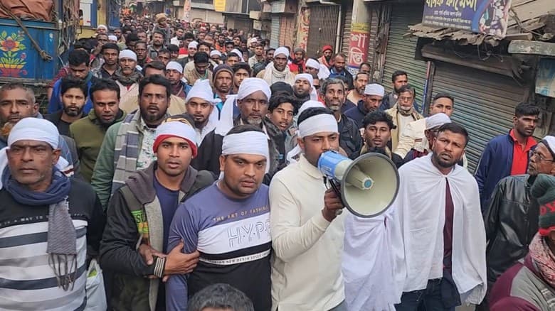 কাফনের কাপড় বেঁধে যশোরে বিএনপির বিক্ষোভ মিছিল