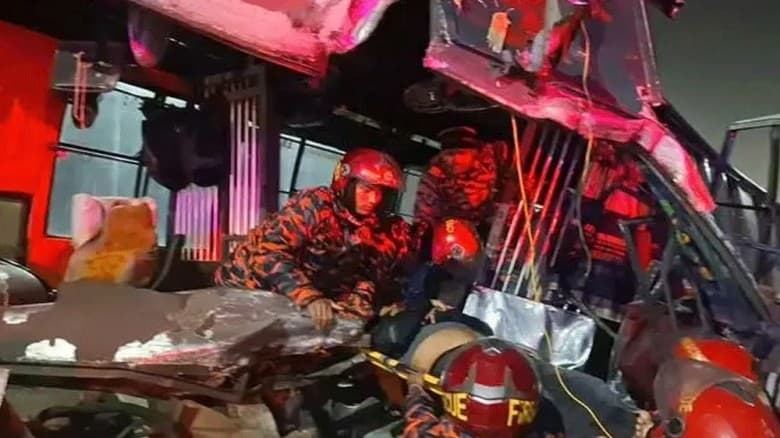মধ্যরাতে ঢাকা-মাওয়া এক্সপ্রেসওয়েতে বাস-ট্রাক সংঘর্ষ, আহত ১০