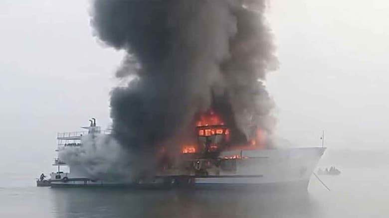 সেন্ট মার্টিন গামী জাহাজে আগুন