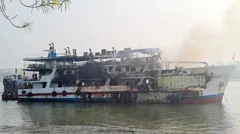 কক্সবাজারে সেন্টমার্টিনগামী জাহাজে আগুন, নিহত ১