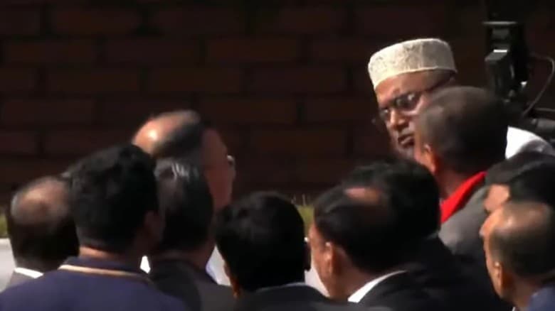 হাদির কবর জিয়ারত শেষে বড় ভাইয়ের সঙ্গে কথা বললেন তারেক রহমান