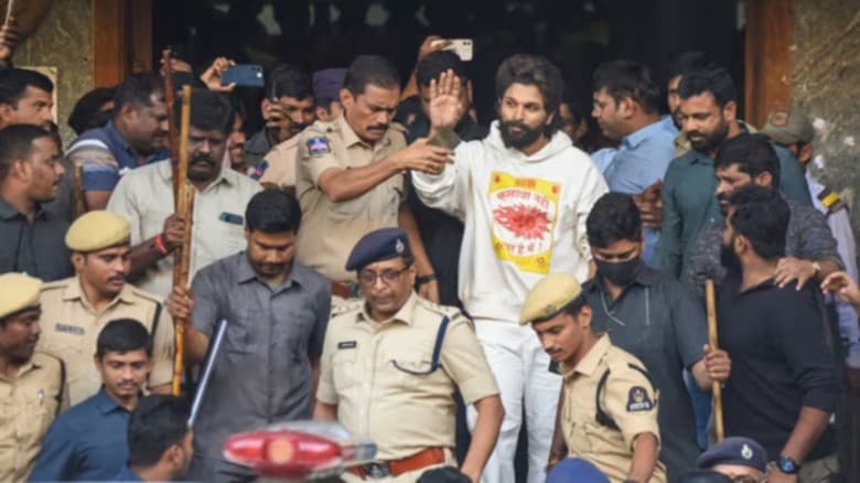 ফেঁসে গেলেন আল্লু অর্জুন, ভক্তের মৃত্যুতে অভিনেতার বিরুদ্ধে চার্জশিট