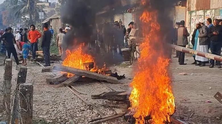 রেললাইনে আগুন বিএনপি নেতাকর্মীদের, ট্রেন চলাচল বন্ধ