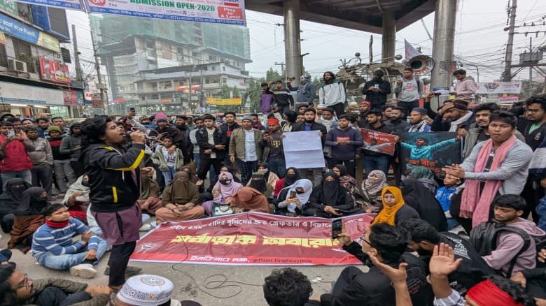 কুমিল্লায় নগরীর পূবালী চত্বরে ইনকিলাব মঞ্চের অবরোধ কর্মসূচি বাস্তবায়ন।