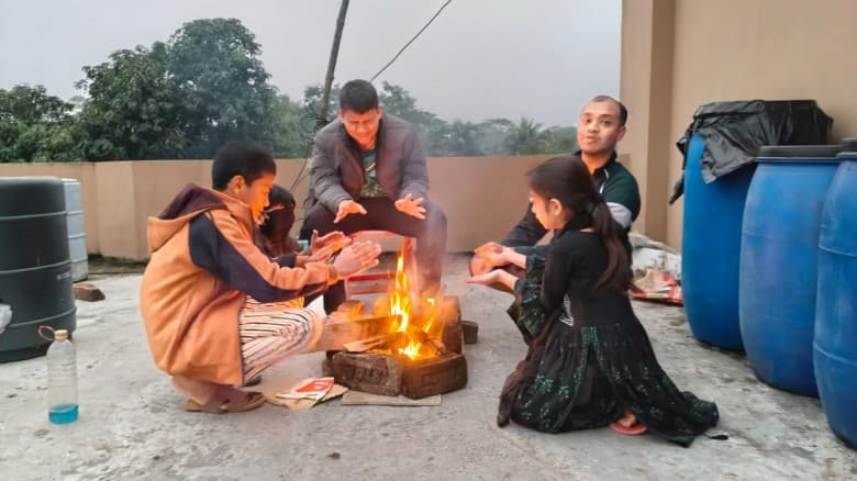 পটুয়াখালীর গলাচিপায় তীব্র শীতে অতিষ্ঠ শিশুরা , বাসার ছাদেই আগুন জ্বালিয়ে গা গরম করার প্রয়াস