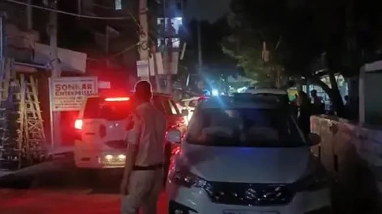 ভারতে চলন্ত ভ্যানে দুই ঘণ্টা গণধর্ষণ, যুবতী রাস্তায় ফেলে গেলো দুর্বৃত্তরা