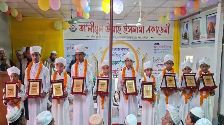 লক্ষ্মীপুরে ১০ হাফেজকে পাগড়ি পরিয়ে সম্মাননা