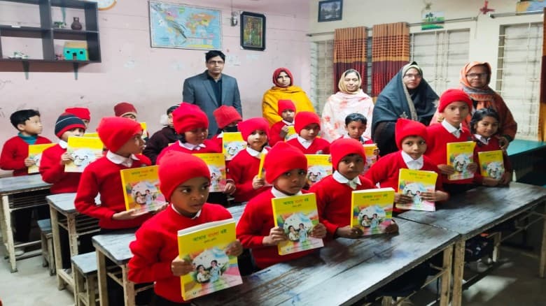চাঁপাইনবাবগঞ্জ মডেল স্কুলে আনুষ্ঠানিকতা ছাড়াই  শিক্ষার্থীদের হাতে নতুন বই