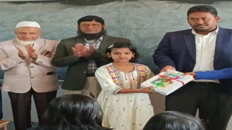 পিরোজপুরের কাউখালীতে অনানুষ্ঠানিকভাবে ৪,৯৯৭ শিক্ষার্থীর মাঝে নতুন বই বিতরণ