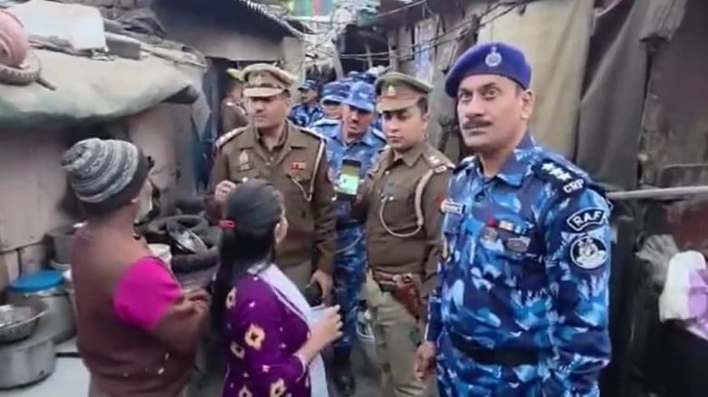 তুমি বাংলাদেশের লোক নও তো, ভারতে পিঠে ফোন ঠেকিয়ে ‘বাংলাদেশি’ যাচাই