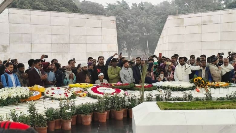 খালেদা জিয়ার কবরে ১২ দলীয় জোটের ফুলের শ্রদ্ধা