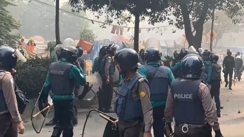 পুলিশ ও মোবাইল ফোন ব্যবসায়ীদের সংঘর্ষে রণক্ষেত্র কারওয়ান বাজার