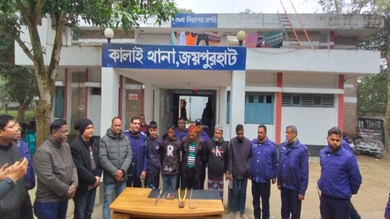 ৬ ভরি স্বর্ণালংকার ও ৭ লাখ টাকা লুট,  গ্রেফতার ৫
