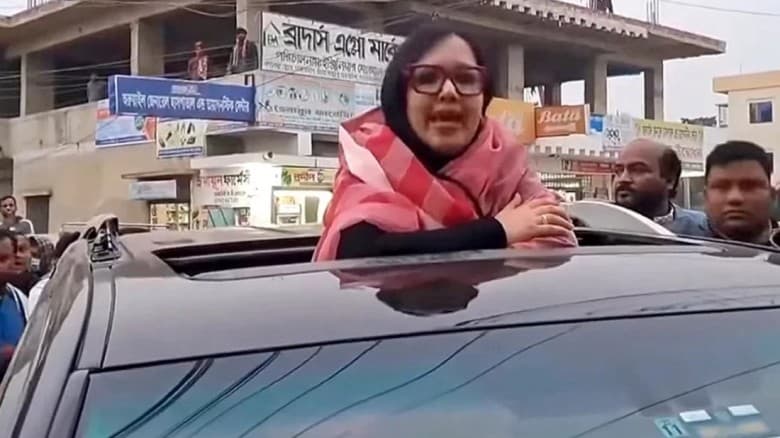 রুমিন ফারহানার নির্বাচনী মঞ্চ ভাঙচুর, গাড়িতে দাঁড়িয়েই বক্তব্য