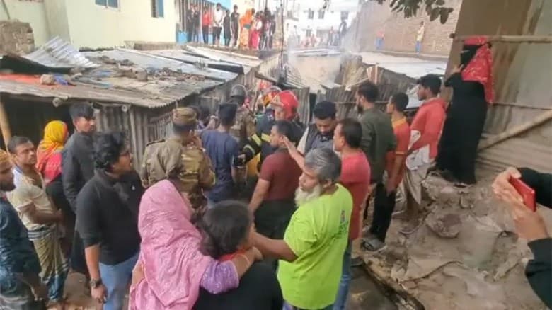 মোহাম্মদপুরের চাঁদ উদ্যান এলাকার বস্তিতে আগুন