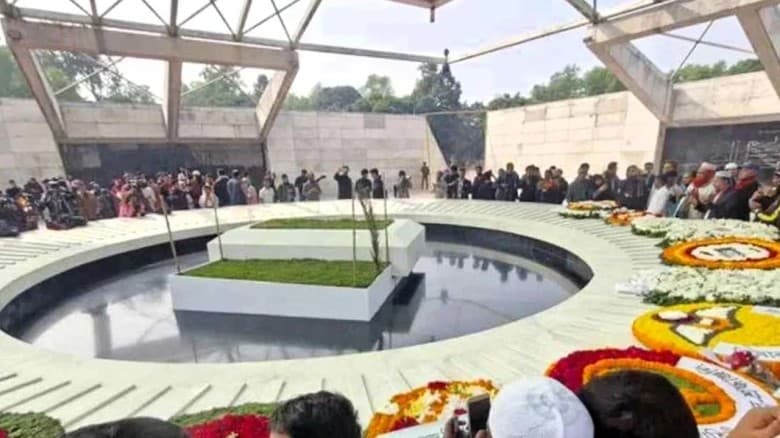 মানুষ এখনও খালেদা জিয়ার কবরের পাশে অশ্রু ঝরাচ্ছেন