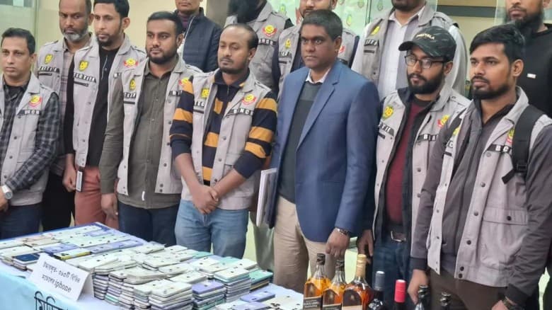 চীনা নাগরিকের হাত ধরে ঢাকায় অবৈধ আইফোন কারখানা