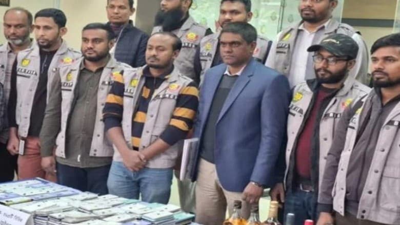 উত্তরা ও নিকুঞ্জে অবৈধ আইফোন সংযোজন কারখানা: ডিবির অভিযানে চীনা নাগরিকসহ গ্রেপ্তার ৩