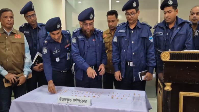 নোয়াখালীতে থানার পাশের সুপার মার্কেটে চুরি: ৯ ভরি স্বর্ণালংকারসহ গ্রেপ্তার ৩