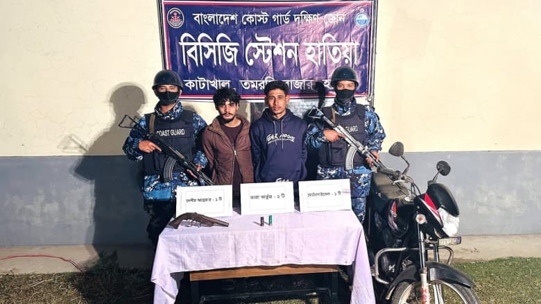 হাতিয়ায় কোস্ট গার্ডের অভিযানে দেশীয় আগ্নেয়াস্ত্রসহ ২ জন আটক
