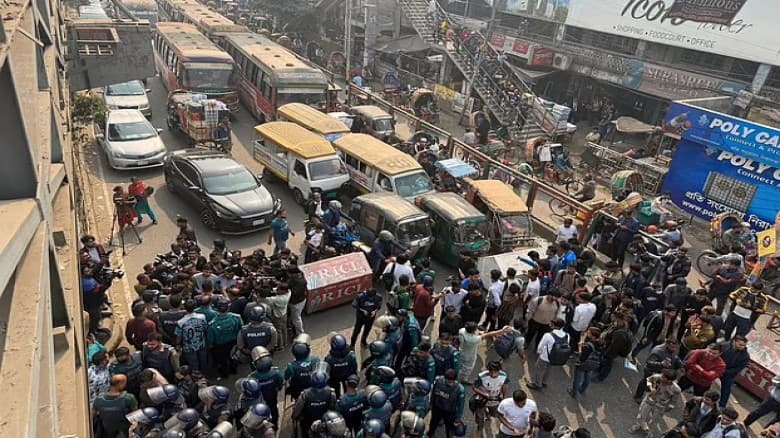 সাড়ে চার ঘণ্টা পর সায়েন্স ল্যাব মোড় ছেড়ে আগামীকাল আবারও অবরোধের ঘোষণা শিক্ষার্থীদের