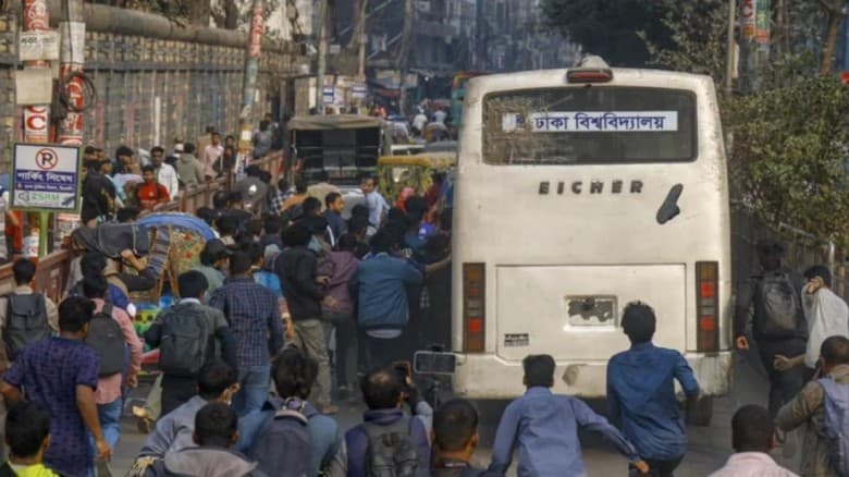 সায়েন্স ল্যাব মোড়ে অবরোধে ঢাকা বিশ্ববিদ্যালয়ের বাস ভাঙচুর