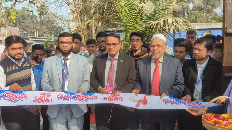 শতাধিক স্টলে হরেক রকমের পিঠায় লক্ষ্মীপুর বর্ণিল পিঠা উৎসব