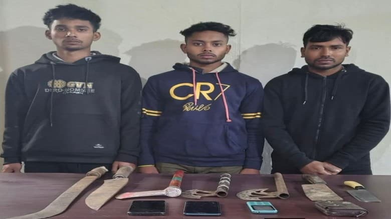 বগুড়ায় দেশীয় অস্ত্রসহ কিশোর গ্যাংয়ের তিন সক্রিয় সদস্য গ্রেফতার