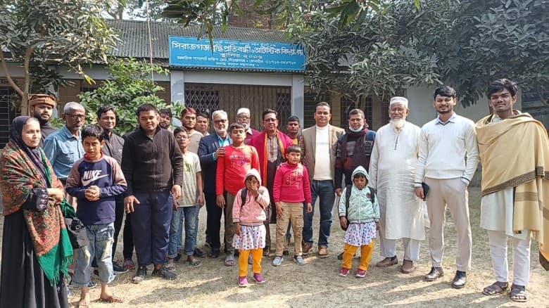 সিরাজগঞ্জে বিশেষ শিশুদের নগদ অর্থ ও উপহার প্রদান করেন  বি.এল স্কুল এক্স স্টুডেন্টস এসোসিয়েশন