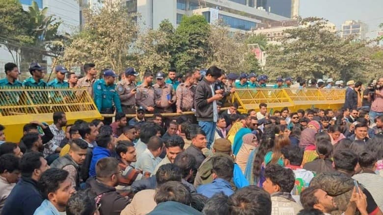 দাবি মানা না হলে সারারাত ইসি ভবন অবরুদ্ধ রাখার হুঁশিয়ারি ছাত্রদলের