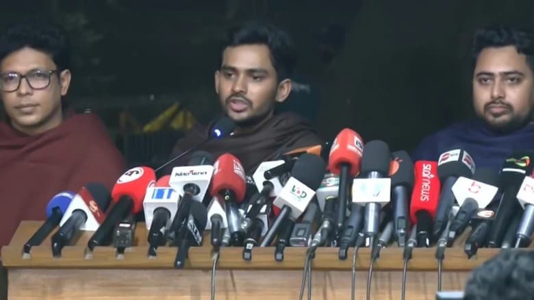 তারেক রহমানকে সবার আগে শোকজ করা উচিত: নির্বাচন কমিশনকে উদ্দেশ্য করে আসিফ মাহমুদ