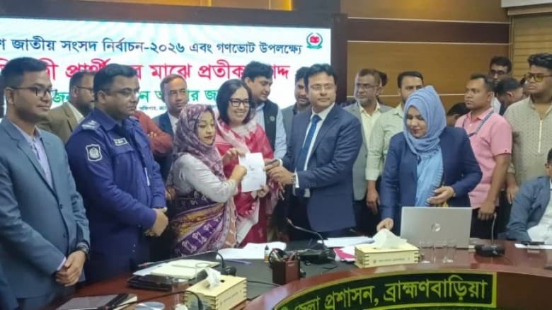 রুমিন ফারহানা লড়বেন ‘হাঁস’ প্রতীকে , চুরির চেষ্টা করলে নেবেন ব্যবস্থা