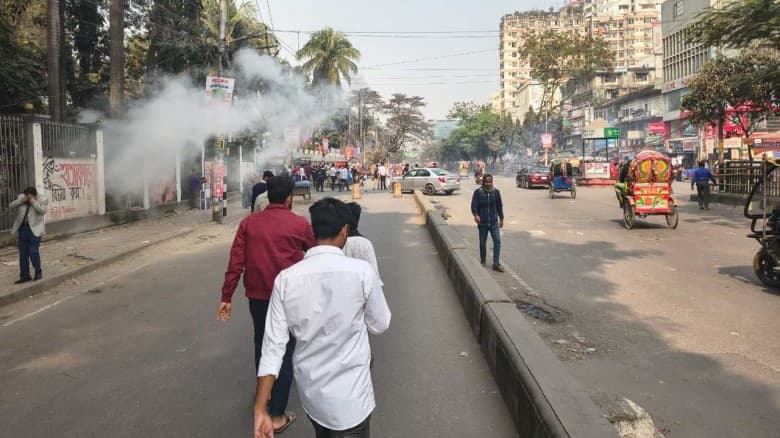 সংঘর্ষে জড়িয়েছে ঢাকা কলেজ এবং আইডিয়াল কলেজের উচ্চমাধ্যমিক শ্রেণির শিক্ষার্থীরা