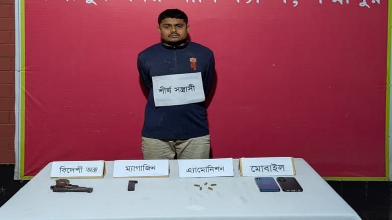 লক্ষ্মীপুরে যৌথ বাহিনীর অভিযানে বিদেশি অস্ত্রসহ সন্ত্রাসী আটক