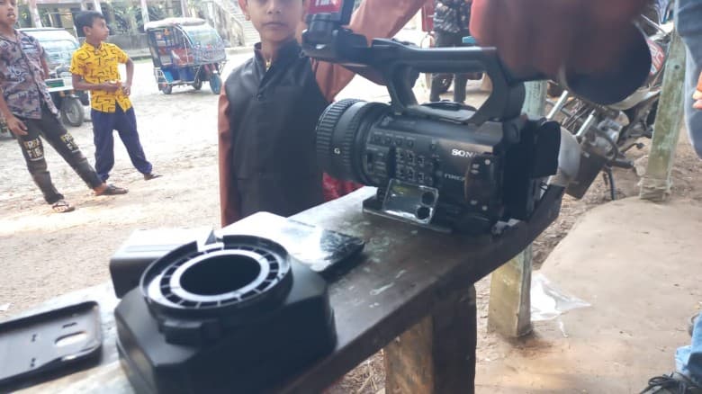 সংবাদ সংগ্রহের সময়  সাংবাদিকের ক্যামেরা ভাঙচুর ও মারধর