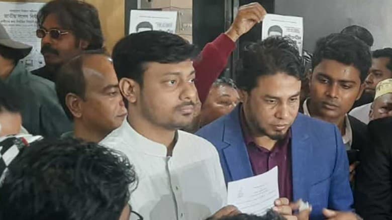 নাসীরুদ্দীন পাটওয়ারীকে ডিম নিক্ষেপ, ফেলা হলো নোংরা পানি