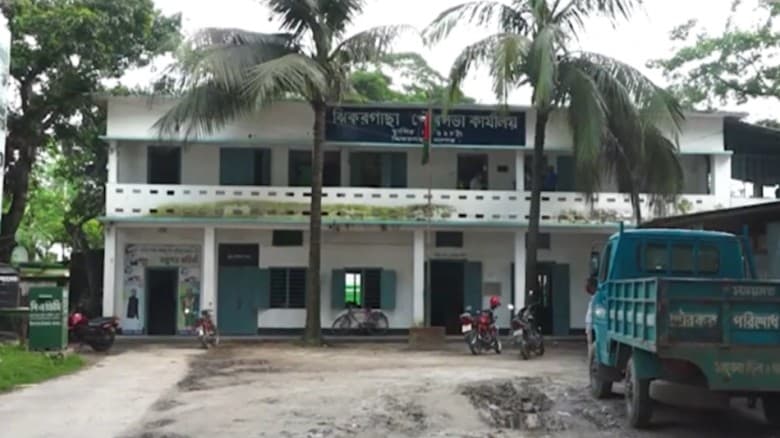 ঝিকরগাছা পৌরসভায় জামায়াত নেত্রীদের উপরে বিএনপি'র হামলা