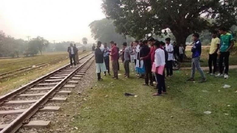 দুই সন্তানকে নিয়ে ট্রেনের নিচে ঝাঁপ দিলেন মা