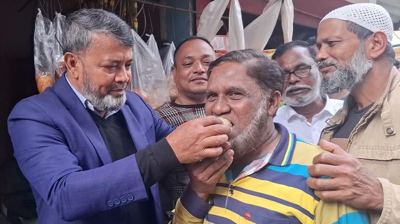নিজেকে বহিষ্কার কারায় মিষ্টি খাওয়ালেন বিএনপির জেলা নেতা