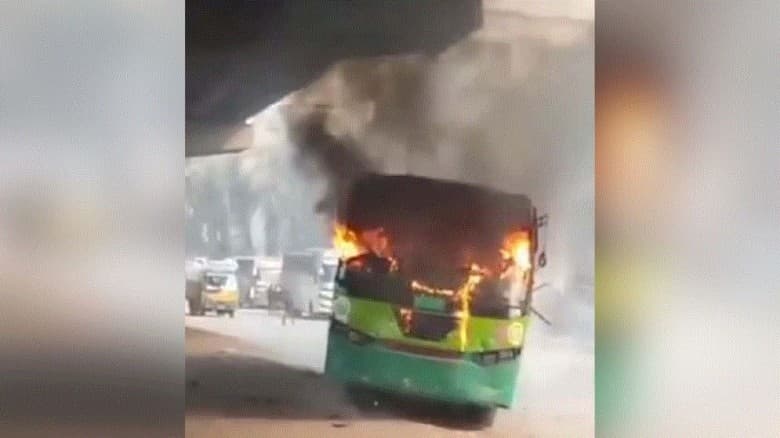 রাজধানীর উত্তরার হাউজ বিল্ডিং এলাকায়  বাসে আগুন
