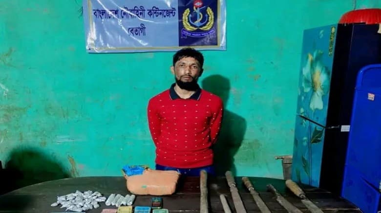 বেতাগীতে নৌবাহিনীর অভিযানে শীর্ষ মাদক ব্যবসায়ী আটক।
