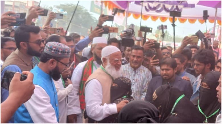 জামায়াত আমিরকে জড়িয়ে ধরে কাঁদলেন জুলাই শহীদের মা