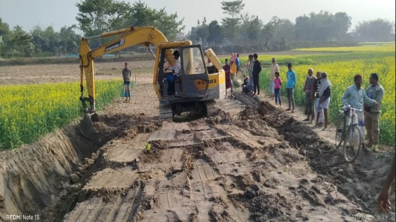 ঠাকুরগাঁওয়ের হরিপুরে যুবসমাজের উদ্যোগে রাস্তা নির্মাণ