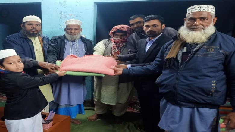 অবহেলিত শীতার্তদের বাড়ি বাড়ি শীতবস্ত্র উপহার পৌঁছাল ‘ব্রাইট লাইফ ভলান্টিয়ার্স’