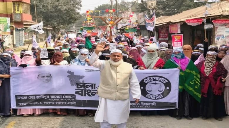 বগুড়ায় জামায়াত প্রার্থীর পক্ষে মহিলাদের দাঁড়িপাল্লার র‍্যালি