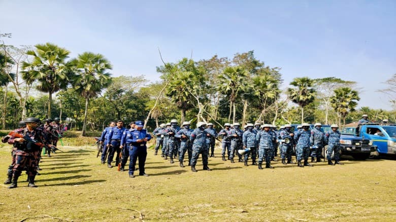 বরগুনা বেতাগীতে যৌথ বাহিনীর সামরিক অভিযান ও মহড়া
